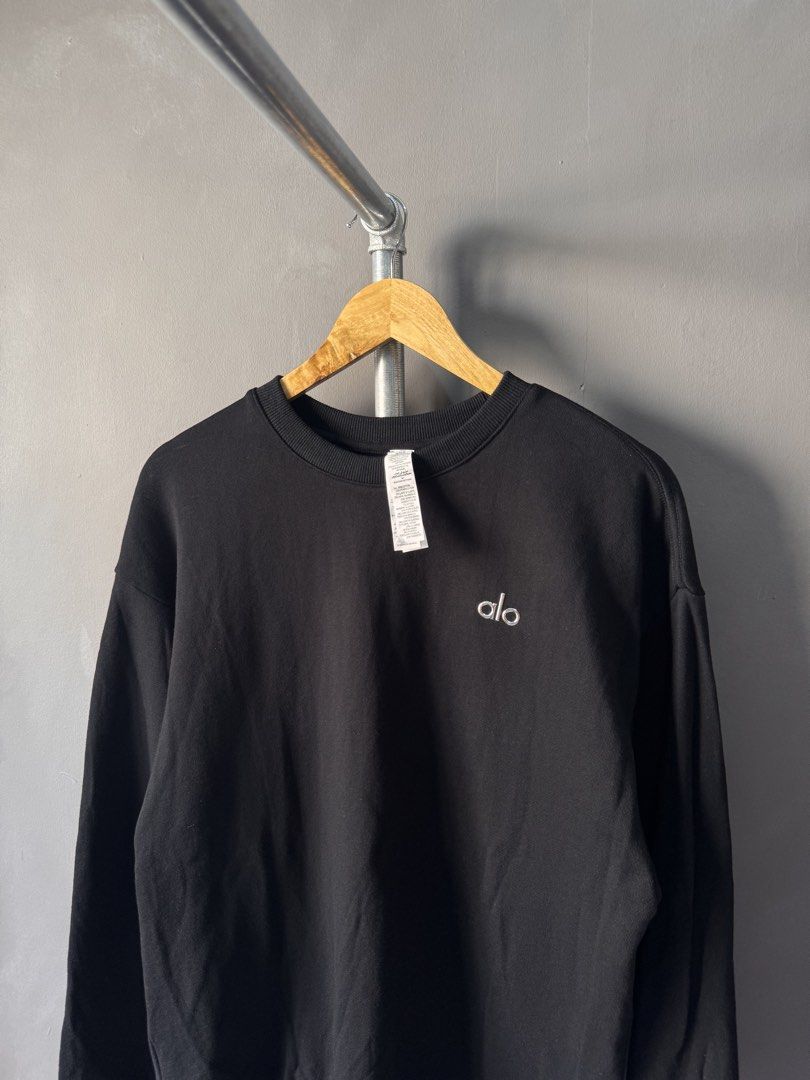 Alo Yoga - Crew neck Pullover Black (Category: Activewear) located in Cabuyao City. Submitted by _streetflavor (Listing ID 1465991721, Image 2). Description: Alo Yoga - Crew neck Pullover Black Excellent Size: Medium Length: 26.5 Width: 22 -2,800 pesos Dm.