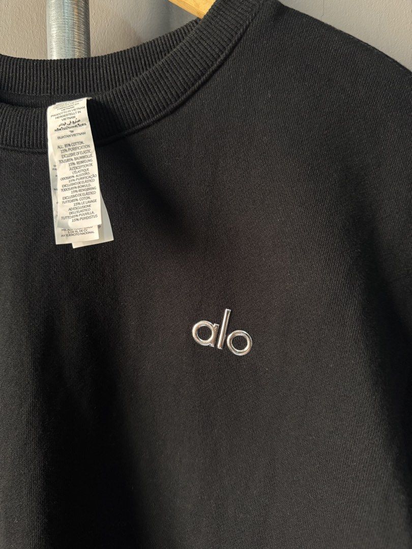 Alo Yoga - Crew neck Pullover Black (Category: Activewear) located in Cabuyao City. Submitted by _streetflavor (Listing ID 1465991721, Image 3). Description: Alo Yoga - Crew neck Pullover Black Excellent Size: Medium Length: 26.5 Width: 22 -2,800 pesos Dm.