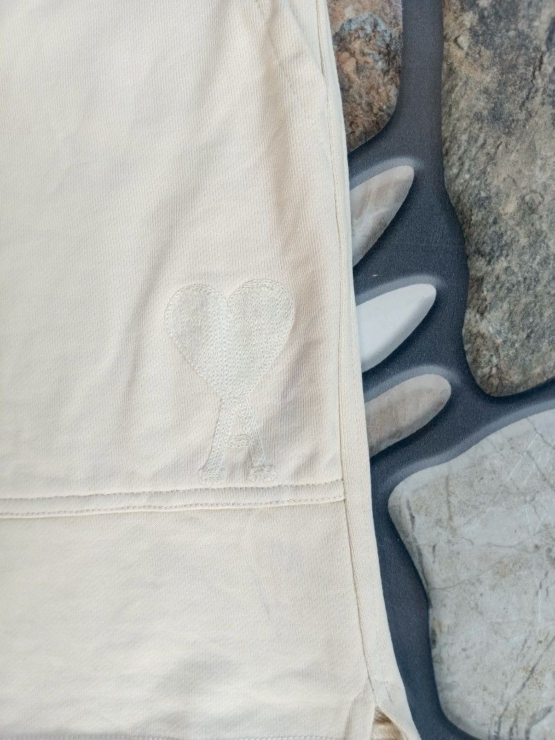 Ami minimal logo sweat short (Category: Activewear) located in Baggao. Submitted by thriftislife123 (Listing ID 1466039790, Image 3). Description: w:freewaist l:19 leg open:11 issue:may nga purple stain idk if washable off/legit pm for more details.