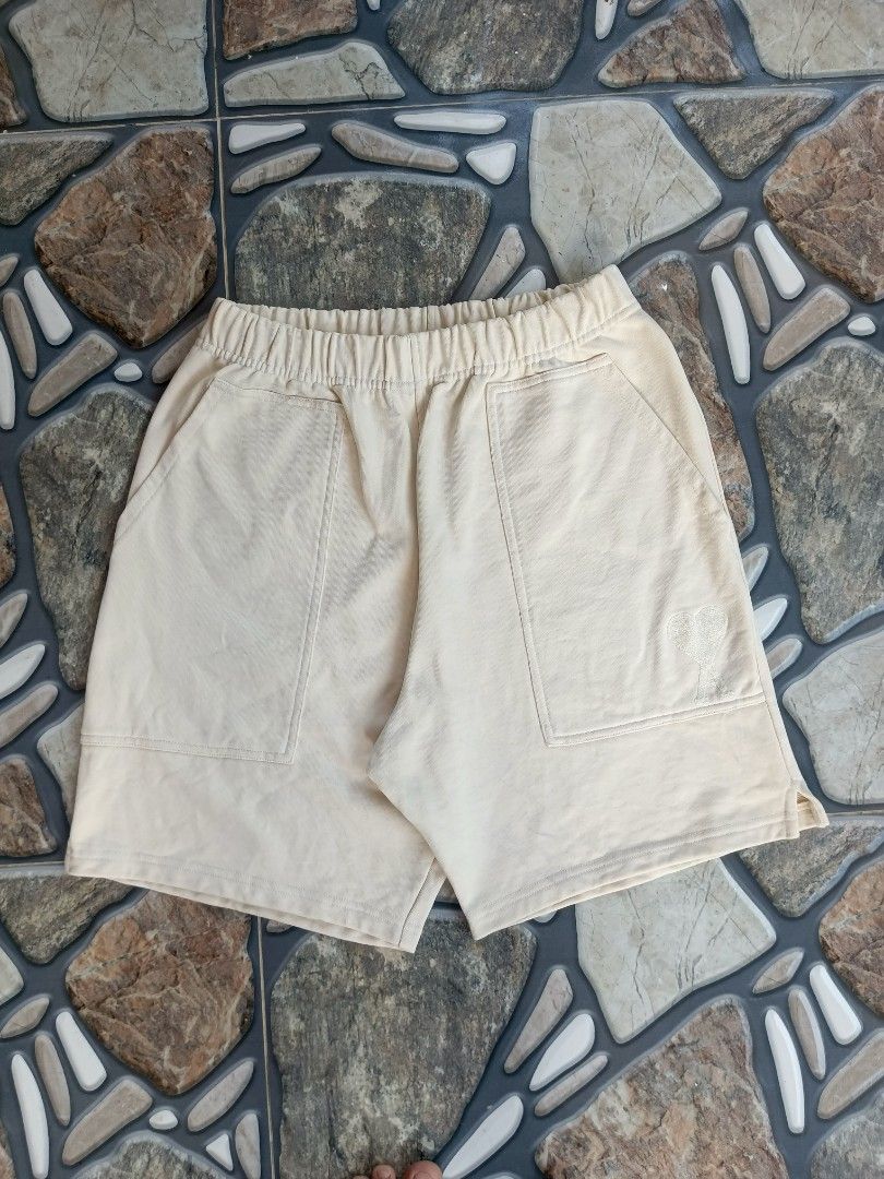 Ami minimal logo sweat short (Category: Activewear) located in Baggao. Submitted by thriftislife123 (Listing ID 1466039790, Image 2). Description: w:freewaist l:19 leg open:11 issue:may nga purple stain idk if washable off/legit pm for more details.