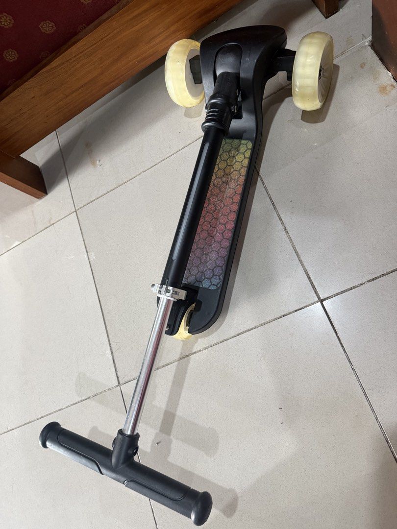 ANKO LIGHT UP TRI SCOOTER (Category: Skates, Rollerblades & Scooters) located in Rizal. Submitted by caintarizal2024 (Listing ID 1465993099, Image 3). Description: FOR SALE: ANKO LIGHT UP TRI SCOOTER Perfect for kids who love to play, ride, and have fun! 20 Light Modes 3-Wheel Stable Design Height-Adjustable Pole Colorful LED Light-Up Wheels 120mm PU Wheels Supports up to 40 kg Stylish & Kid-Friendly Design P1,200.