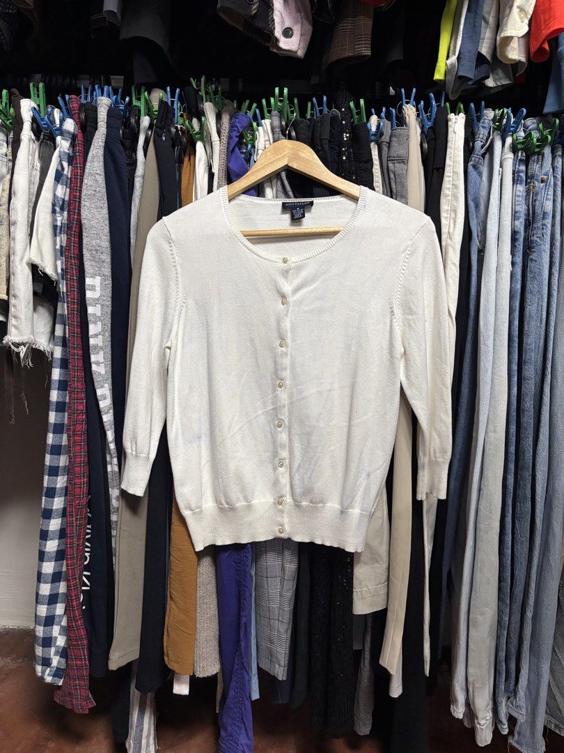 ann taylor (Category: Longsleeves) located in Pila. Submitted by isabelasthriftclothes (Listing ID 1466043440, Image 1). Description: .