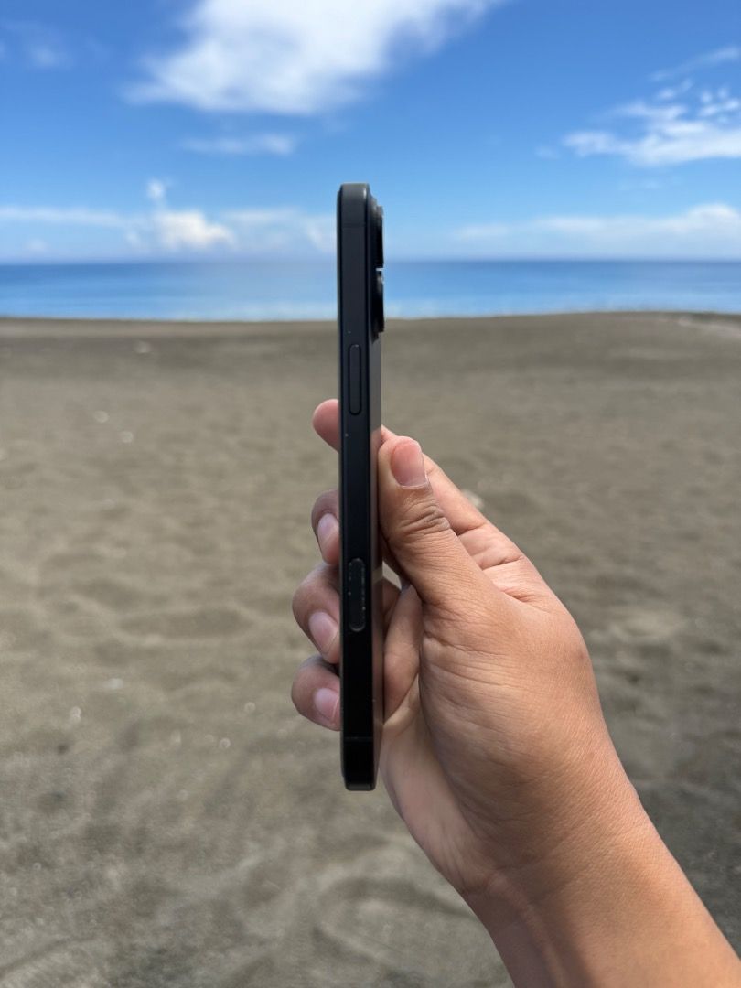 Apple iPhone 16 Black (Category: iPhone 16 Series) located in Llorente. Submitted by anthondoble (Listing ID 1465997623, Image 2). Description: Selling a sleek Black iPhone 16 in pristine condition. Features a clean matte finish, dual cameras, physical side buttons, and a USB-C port. Comes with the original white retail box. Perfect upgrade, ready to use! Complete with orig box and charing cord.