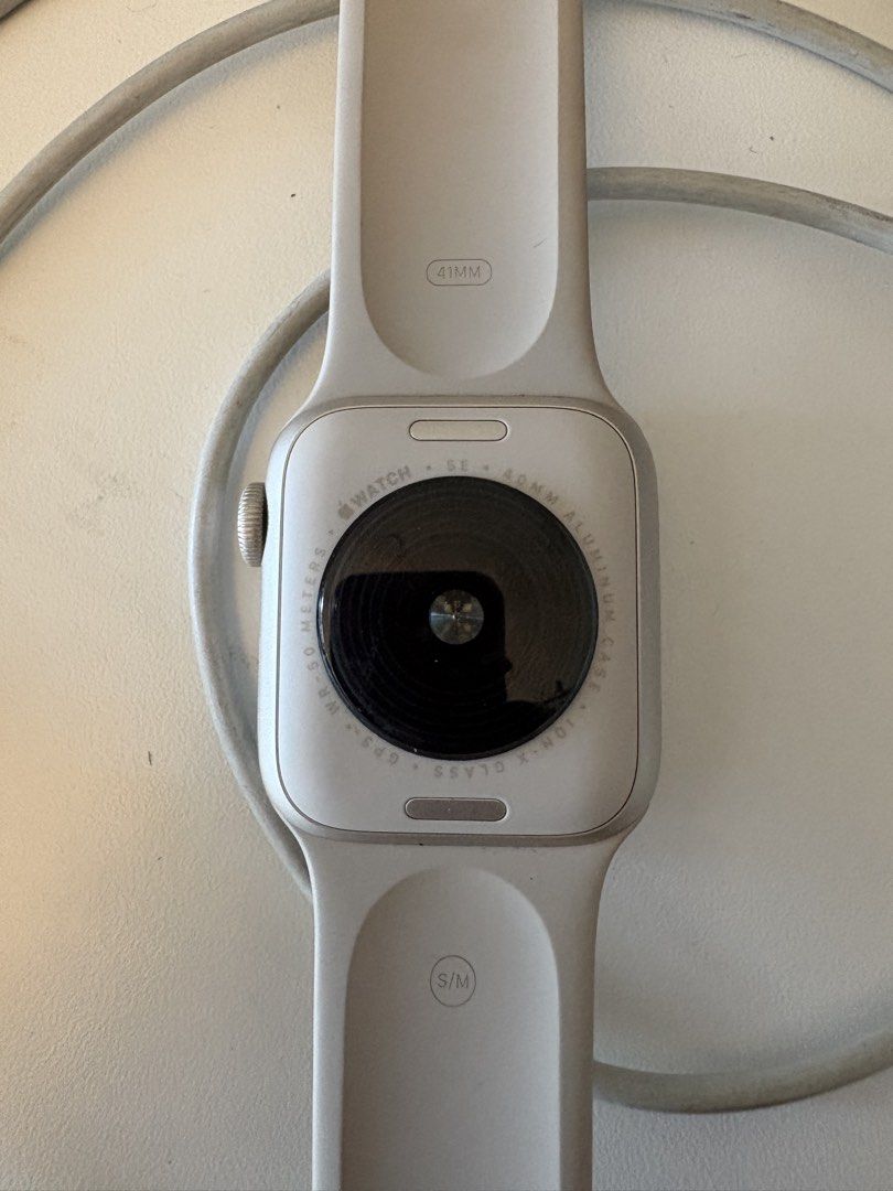 Apple Watch SE (2nd Gen) 40mm (Category: Wearables & Smart Watches) located in Taguig. Submitted by cassiopeiasky (Listing ID 1466061926, Image 2). Description: .