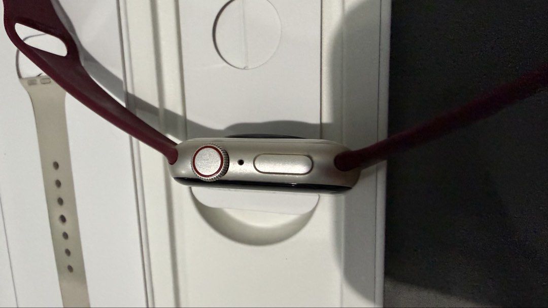 Apple Watch SE (2nd Gen) 40mm GPS+CELLULAR (Category: Wearables & Smart Watches) located in Makati City. Submitted by clutterfreejia (Listing ID 1465994814, Image 2). Description: SLIGHTLY NEGOTIABLE Apple Watch SE (2nd Gen) 40mm GPS+CELLULAR Starlight Aluminum Starlight Sport Band Battery health: With box, original sport band, and cable Flaws: Original sport band discoloration Scratches on watch mirror but not broken Battery needs to be checked/