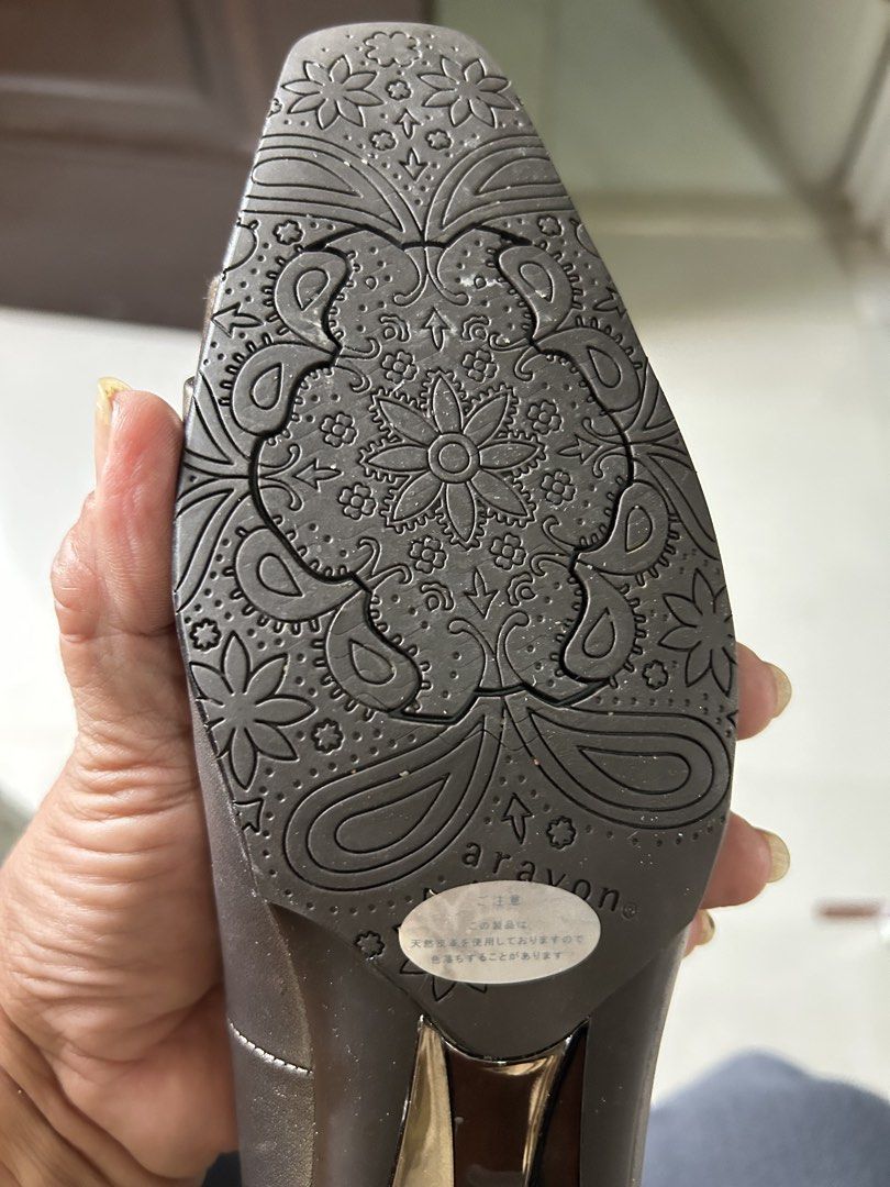 ARAVON by New balance. Size 24 (Category: Heels) located in Cavite. Submitted by cecitrifthshop (Listing ID 1465971818, Image 2). Description: ARAVON brand originally engineered by New balance size 24 cm metallic leather square -toe comfort pumps .orthotic friendly comfort footwear .