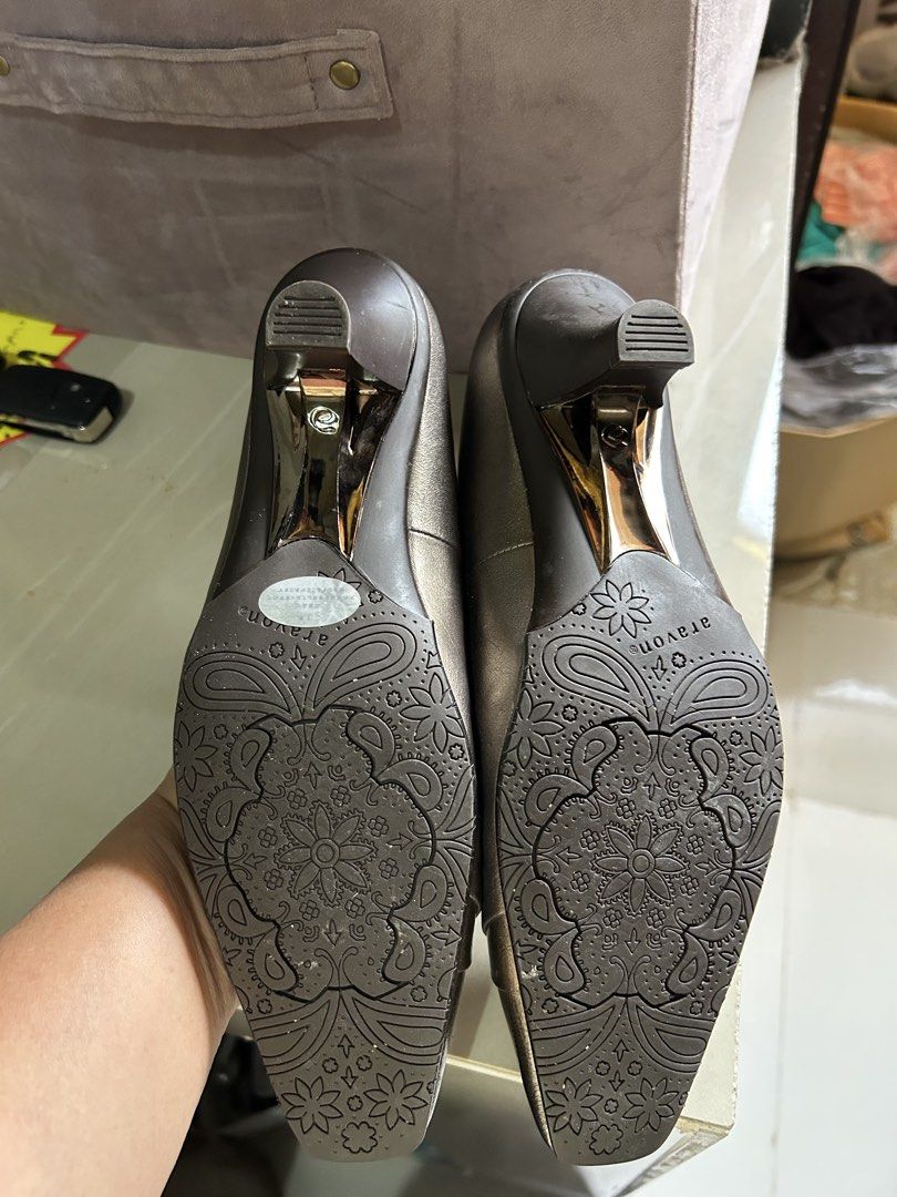 ARAVON by New balance. Size 24 (Category: Heels) located in Cavite. Submitted by cecitrifthshop (Listing ID 1465971818, Image 3). Description: ARAVON brand originally engineered by New balance size 24 cm metallic leather square -toe comfort pumps .orthotic friendly comfort footwear .