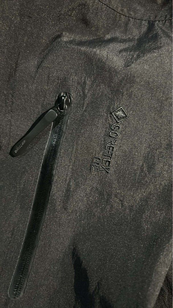 ARC’TERYX ALPHA SV24k (Category: Activewear) located in Bocaue. Submitted by whoopieeee (Listing ID 1466102741, Image 3). Description: Arc’teryx alpha sv 24k Size width 24 length 30.
