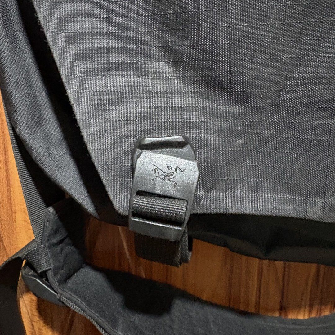 Arc'teryx Black Messenger Bag (Category: Sling Bags) located in Carmen. Submitted by rr_thrifts (Listing ID 1466033802, Image 3). Description: - Brand: Arc'teryx - Color: Black - Material: Durable grid-pattern fabric - Features: Adjustable shoulder strap with logo tag, secure front buckle closures, and a top carrying handle - Use: Perfect for everyday carry Issue and flaws sa loob.