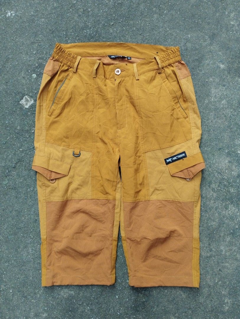 Arc'teryx Hiking Shorts (Category: Shorts) located in Manila. Submitted by neil_sellingaccount (Listing ID 1466085849, Image 1). Description: 28-30 waist 25 length 11 tigh 8 leghole (adjustable) good condition no issue.