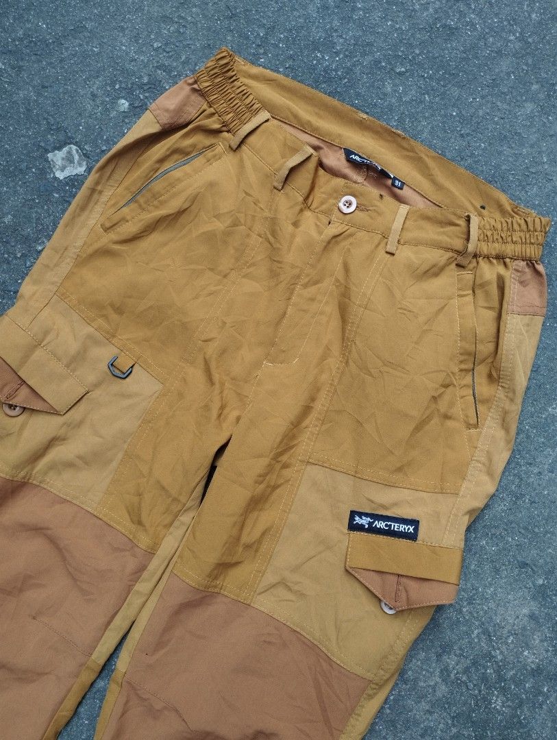 Arc'teryx Hiking Shorts (Category: Shorts) located in Manila. Submitted by neil_sellingaccount (Listing ID 1466085849, Image 2). Description: 28-30 waist 25 length 11 tigh 8 leghole (adjustable) good condition no issue.