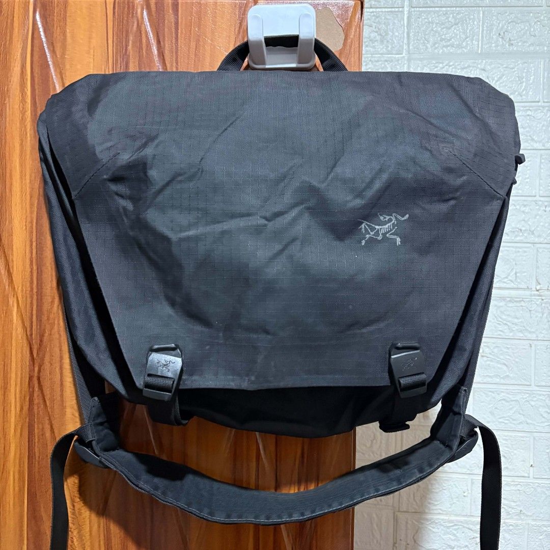 Arcteryx messenger bag (Category: Sling Bags) located in Carmen. Submitted by aquarius.00 (Listing ID 1466056383, Image 2). Description: issue sa loob see pictures ykk zip.