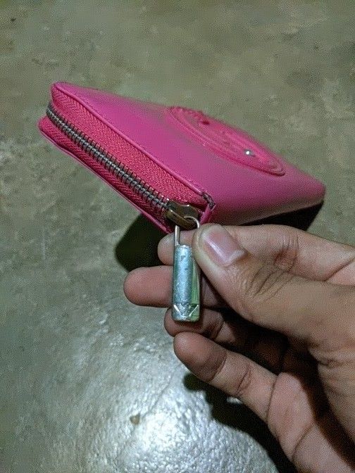 Armani Jeans Big Logo Pink Wallet (Category: Purses & Pouches) located in Aliaga. Submitted by anselthrifts (Listing ID 1466120293, Image 2). Description: check pics for issue 800+sf.