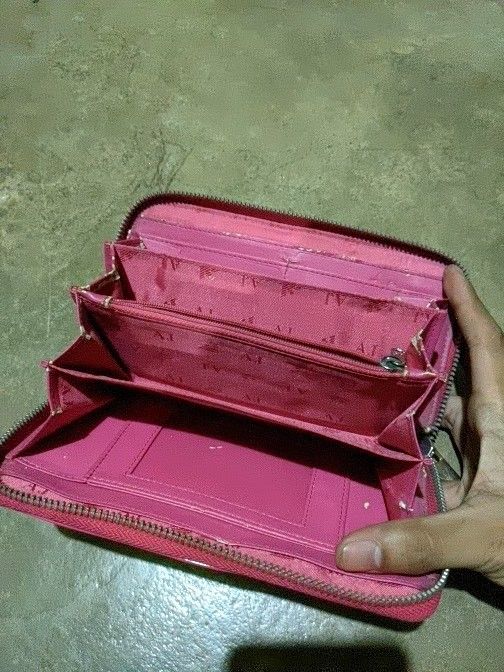 Armani Jeans Big Logo Pink Wallet (Category: Purses & Pouches) located in Aliaga. Submitted by anselthrifts (Listing ID 1466120293, Image 3). Description: check pics for issue 800+sf.
