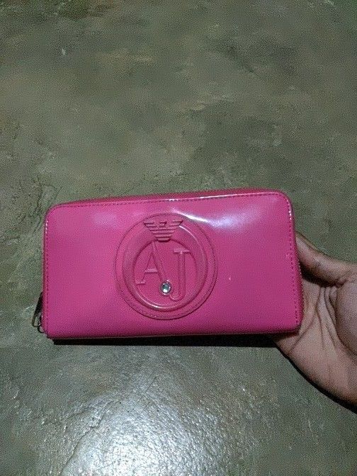 Armani Jeans Big Logo Pink Wallet (Category: Purses & Pouches) located in Aliaga. Submitted by anselthrifts (Listing ID 1466120293, Image 1). Description: check pics for issue 800+sf.