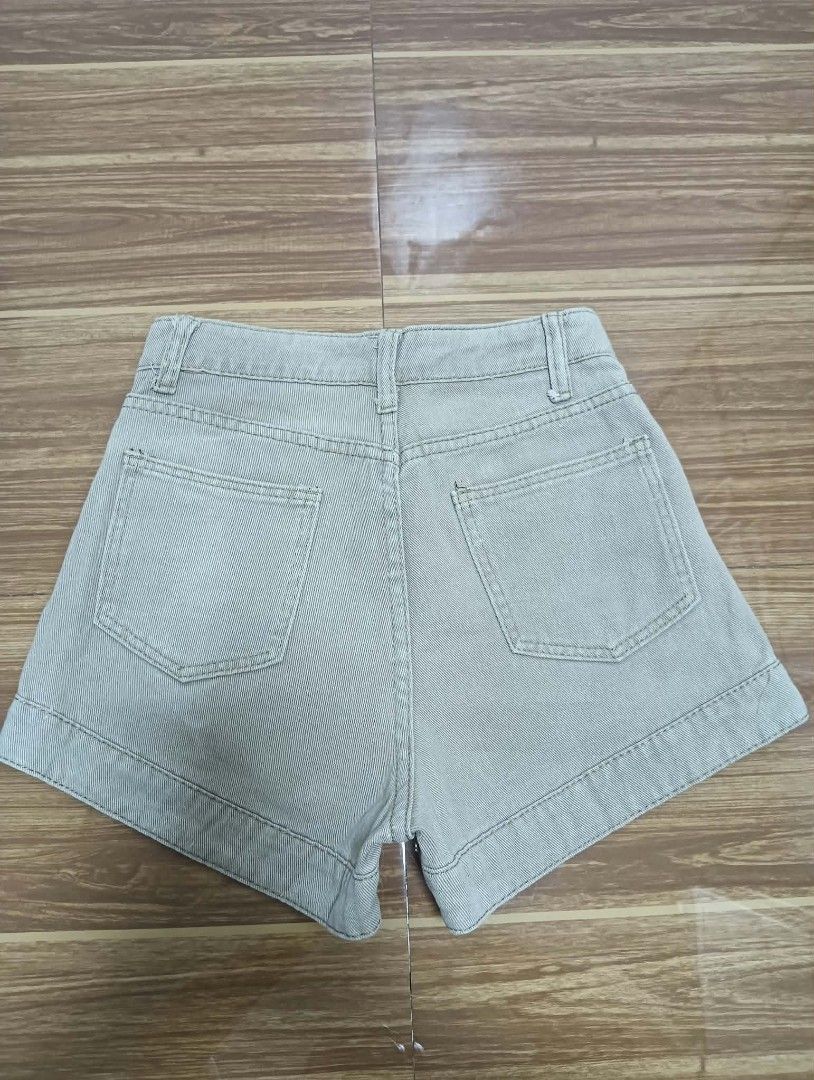 Asymmetrical button front denim skorts khaki size 24 (Category: Shorts) located in Manila. Submitted by ac_dl (Listing ID 1466111764, Image 2). Description: - Color: Khaki - Size: 24 - Unique asymmetrical button front fly - Fual pocket flaps and rolled hem cuffs - Functional back patch pockets and belt loops - Clean fabric with stylish contrast stitching Handpicked skort, never nasuot Size: 24 Mode of Payment: 💙G.cash 🧡Maribank ❤️BPI Mode of De
