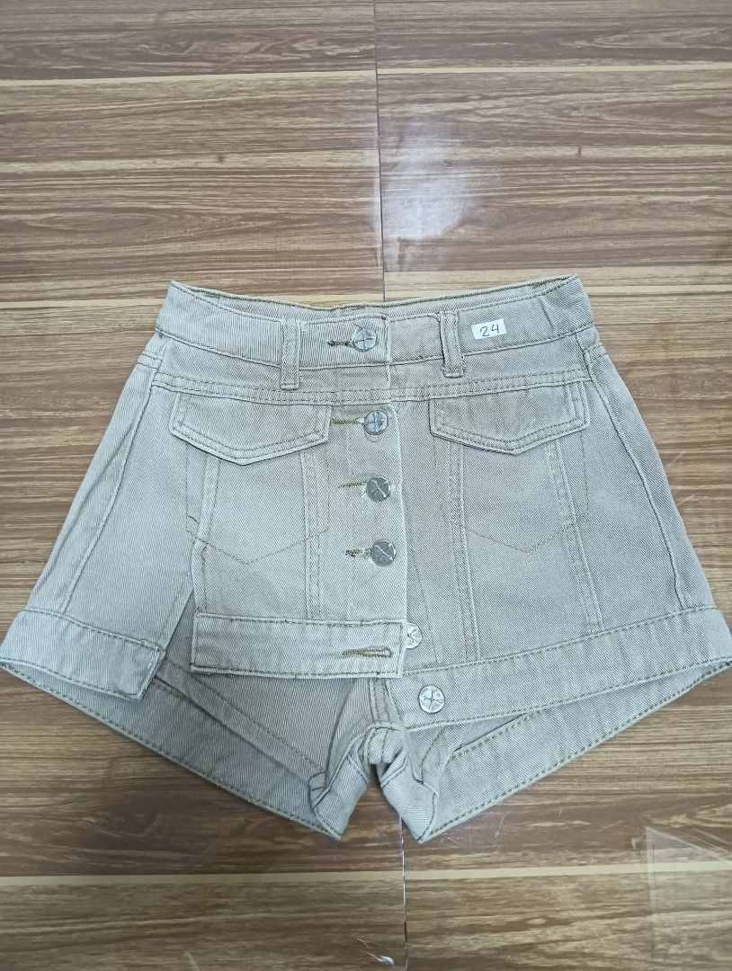 Asymmetrical button front denim skorts khaki size 24 (Category: Shorts) located in Manila. Submitted by ac_dl (Listing ID 1466111764, Image 1). Description: - Color: Khaki - Size: 24 - Unique asymmetrical button front fly - Fual pocket flaps and rolled hem cuffs - Functional back patch pockets and belt loops - Clean fabric with stylish contrast stitching Handpicked skort, never nasuot Size: 24 Mode of Payment: 💙G.cash 🧡Maribank ❤️BPI Mode of De