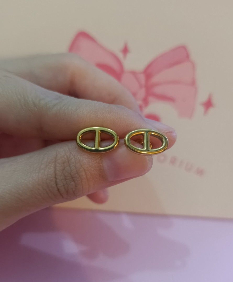 Authentic 316L Surgical steel earrings (Category: Earrings) located in General Mariano Alvarez. Submitted by plsjewelryemporium (Listing ID 1466073108, Image 1). Description: Authentic 316L surgical steel gold tone earrings hermes design Inspired non tarnish and for sensitive skin PHP 550 + SF MOP: Gcash MOD: J&t express and lalamove NO COD/COP.