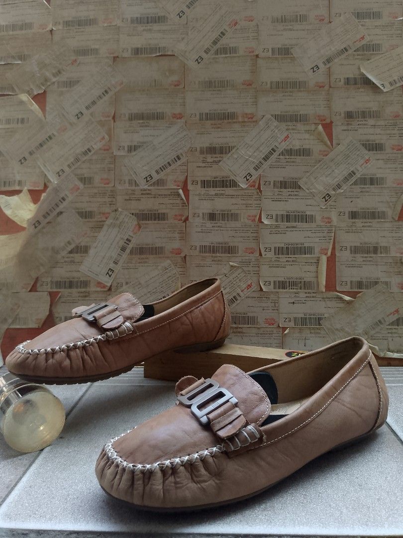AUTHENTIC! " DAKS (loafers) UNISEX " (Category: Loafers) located in Danao, Cebu. Submitted by psychypymb40965 (Listing ID 1466113165, Image 1). Description: Size: 7.5/38 Very Good Condition Color rate: 9.9/10 Issues: none.