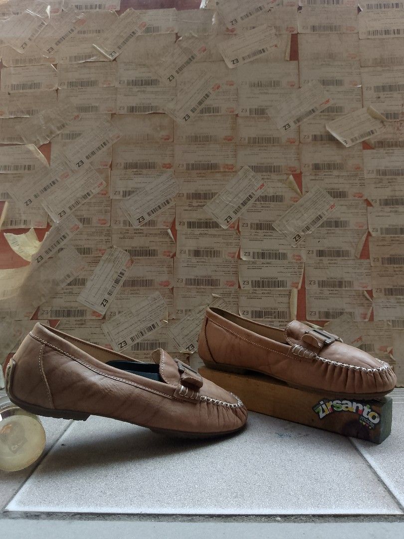 AUTHENTIC! " DAKS (loafers) UNISEX " (Category: Loafers) located in Danao, Cebu. Submitted by psychypymb40965 (Listing ID 1466113165, Image 3). Description: Size: 7.5/38 Very Good Condition Color rate: 9.9/10 Issues: none.