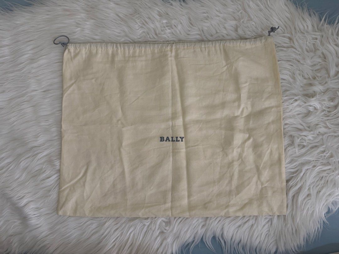 Authentic Bally Beige Dust Bag (Category: Luxury Bags & Wallets) located in Pasig City. Submitted by topbrandpursuits (Listing ID 1465982111, Image 1). Description: - Authentic Bally dust bag in a versatile neutral beige shade - Size 16.5” x 14”.