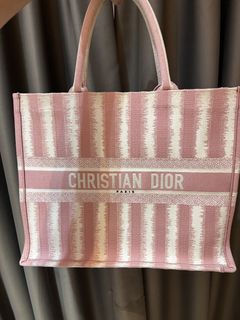 (Category: ) located in . Submitted by luxuryitems_bybosst (Listing ID 1466090800, Image 1). Description: .