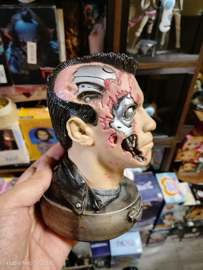 Authentic limited edition Universal Studios Terminator 2: Judgment Day T-800 bust figure (Category: Action & Battle Toys) located in Mabalacat. Submitted by babyjamil1919 (Listing ID 1465966308, Image 2). Description: Authentic as is only.