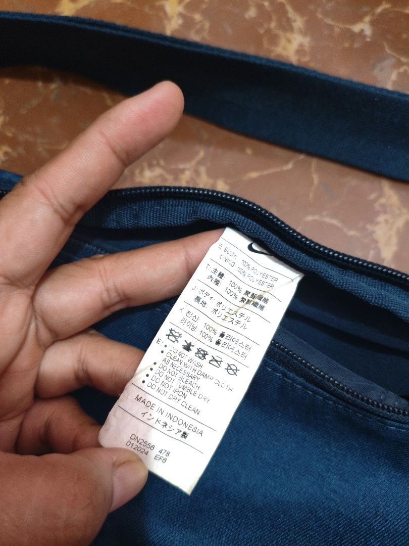 Authentic Nike Elemental Premium Fanny Pack (8L) (Category: Belt bags, Clutches and Pouches) located in Paranaque City. Submitted by glendel_04 (Listing ID 1465976241, Image 2). Description: Excellent cond. Personal Used (4-5times) All details dyan na..