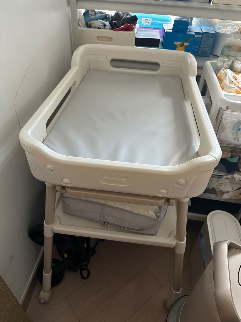 換片護理台Baby changing clothes/diaper table （分類：洗澡及換尿片 - 其他用品）位於 Hong Kong。 由 yolololo.1209 提交（商品編號 1465972027，圖片 1）。簡介： PM for size, thanks。