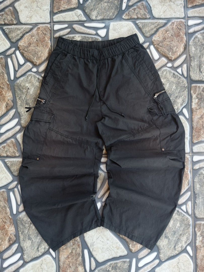 Baggy cargo pants (Category: Joggers) located in Baggao. Submitted by thriftislife123 (Listing ID 1466038095, Image 3). Description: w:freewaist l:40 leg open:10 issue:goodfade off/legit pm for more details.