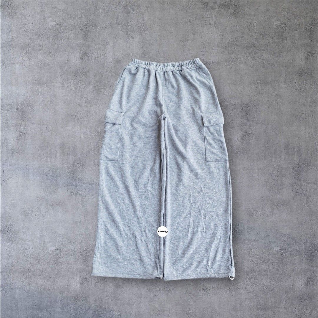 Baggy Cargo Sweatpants Parachute Gray (Category: Activewear) located in Pasig City. Submitted by j.ownerss (Listing ID 1466034439, Image 1). Description: FOR SALE‼️ BAGGY CARGO PARACHUTE SWEATPANTS‼️ ₱550 ONLY 4 pockets With strings on hems Condition: 9/10 Flaws: lints Waistline: 24-38 (garterized only) Length: 36.5 Hem: 11 Pickup: Allegra Garden Place Pasig Delivery via Lalamove or J&T courier, strictly payment first thru GCash or MariBank Open 