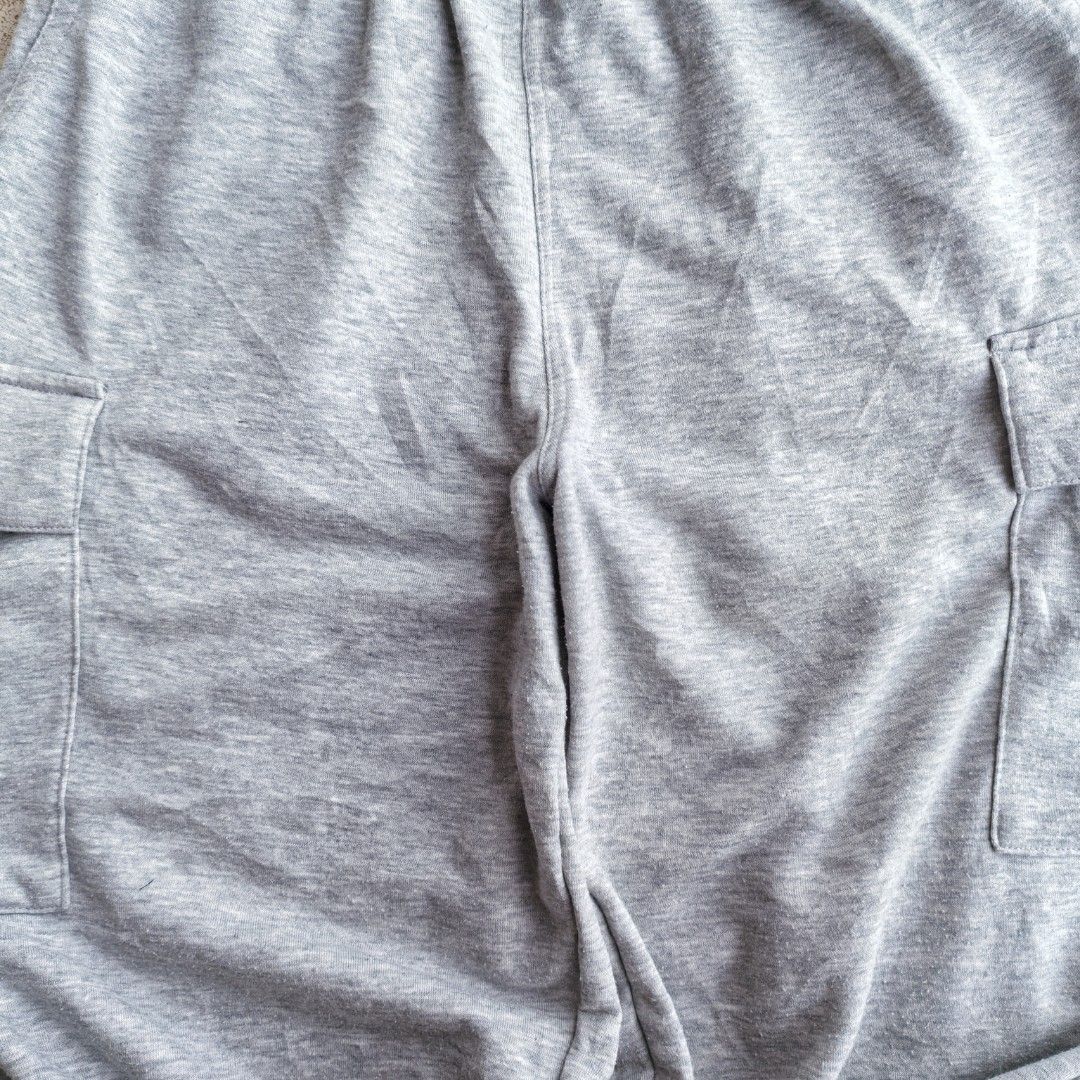 Baggy Cargo Sweatpants Parachute Gray (Category: Activewear) located in Pasig City. Submitted by j.ownerss (Listing ID 1466034439, Image 3). Description: FOR SALE‼️ BAGGY CARGO PARACHUTE SWEATPANTS‼️ ₱550 ONLY 4 pockets With strings on hems Condition: 9/10 Flaws: lints Waistline: 24-38 (garterized only) Length: 36.5 Hem: 11 Pickup: Allegra Garden Place Pasig Delivery via Lalamove or J&T courier, strictly payment first thru GCash or MariBank Open 