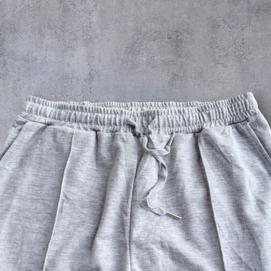 Baggy Sweatpants Parachute Gray (Category: Activewear) located in Pasig City. Submitted by j.ownerss (Listing ID 1466034069, Image 3). Description: FOR SALE‼️ BAGGY PARACHUTE SWEATPANTS ‼️ ₱500 ONLY 2 pockets With strings on hems Condition: 9/10 Flaws: lints Waistline: 20-38 Length: 36 Hem: 10 Pickup: Allegra Garden Place Pasig Delivery via Lalamove or J&T courier, strictly payment first thru GCash or MariBank Open for reservation up to 1 week (w