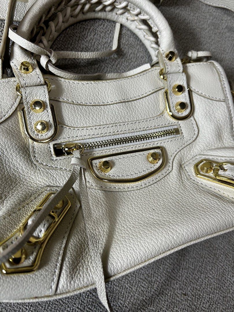 Balen City Bag (Category: Luxury Bags & Wallets) located in Aurora. Submitted by snoworiontwinkle_08 (Listing ID 1466062691, Image 2). Description: Maganda No issue Excellent Dm me Solid to.