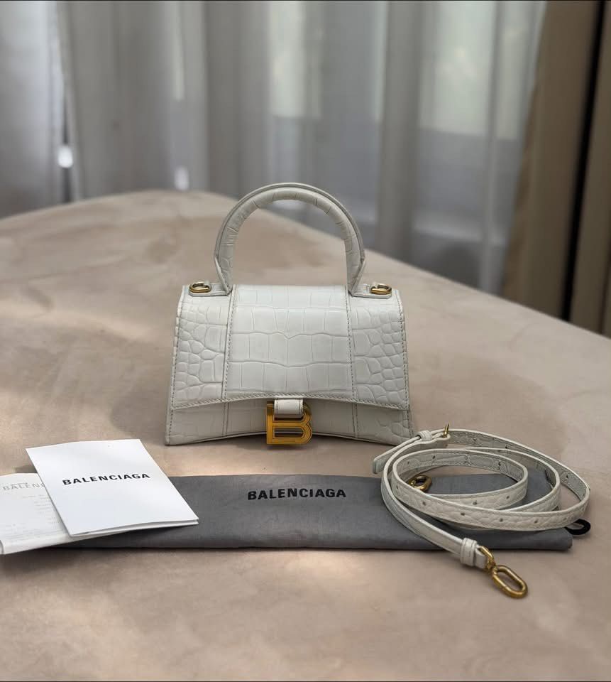 Balenciaga CrocEmbossed Hourglass Top Handle (Category: Luxury Bags & Wallets) located in Manila. Submitted by ianreys (Listing ID 1466112014, Image 1). Description: Balenciaga CrocEmbossed Hourglass Top Handle 💯% Auth | promax cannot fit W/ dust bag and store receipt .