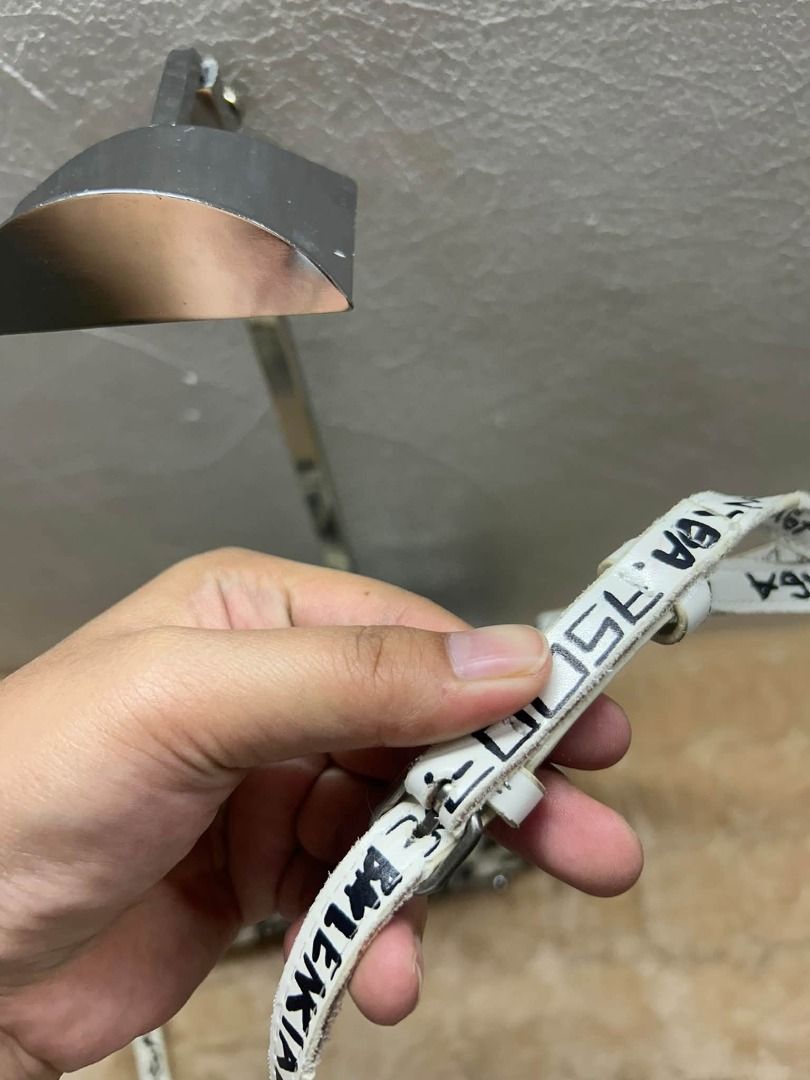 BALENCIAGA LEATHER GRAFF 2WAYBAG (Category: Cross-body Bags) located in Caloocan City. Submitted by j3ngsanity (Listing ID 1466062547, Image 3). Description: ISSUE : LEATHER CRACK SA LOOB LANG PRESITABLE YUNG LABAS.