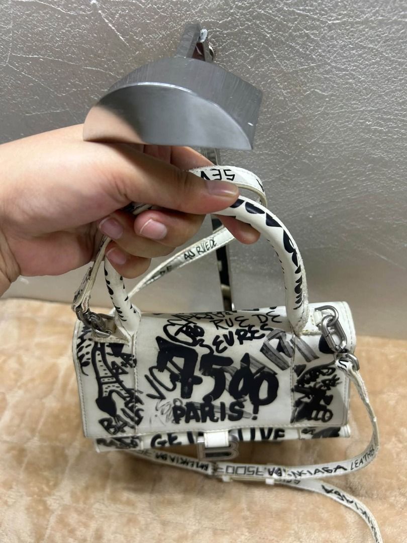 BALENCIAGA LEATHER GRAFF 2WAYBAG (Category: Cross-body Bags) located in Caloocan City. Submitted by j3ngsanity (Listing ID 1466062547, Image 2). Description: ISSUE : LEATHER CRACK SA LOOB LANG PRESITABLE YUNG LABAS.