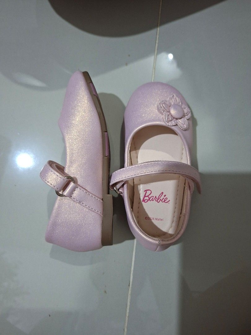 Barbie Pink Glitter (Category: Babies & Kids Fashion) located in Quezon City. Submitted by ronezsaldi02732 (Listing ID 1466059672, Image 1). Description: - Barbie pink glitter toddler mary janes (Size 21) - Adorable flower appliqué on the toe strap - Comfortable low block heel and flower/heart patterned rubber sole - Easy velcro strap closure for quick wear - Includes original Barbie pink shoebox with SM Store price tag.