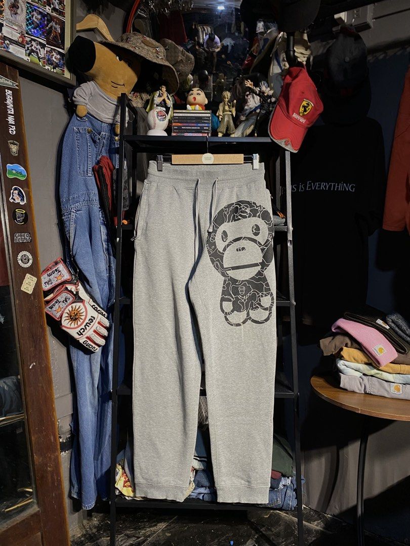 BATHING AAPE SWEATPANTS (Category: Joggers) located in San Pablo. Submitted by genesisllo24149 (Listing ID 1466047023, Image 2). Description: BATHING AAPE SWEATPANTS WAIST -> 28-32 LENGTH -> 40.5 THIGH -> 13 LEG OPENING -> 6.5 ISSUE -> NONE CONDITION -> EXCELLENT DM TO PURCHASE 📥 DISCLAIMER: - Please manage your expectations, posted items are preloved, used & thrifted -Actual color may vary due to lighting -Flaker will be posted.