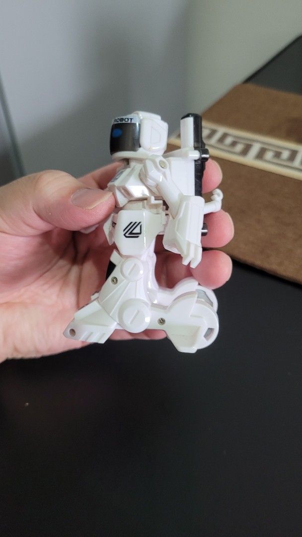 Battle Robot Toy White Action Figure with Wheels (Category: Action & Battle Toys) located in Pasig City. Submitted by samnok_toys_ph (Listing ID 1465999430, Image 3). Description: robot only no charger and remote missing one hand not tested gcash lalamove grab jnt loc cainta and makati.