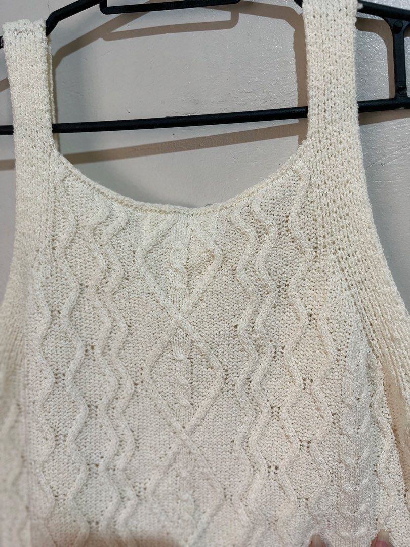 Beach top / Tank top (Category: Sleeveless) located in Manila. Submitted by serra_shop (Listing ID 1466118237, Image 3). Description: Goods for beach outing Size: Small Location: Pampanga Courier: J&T.