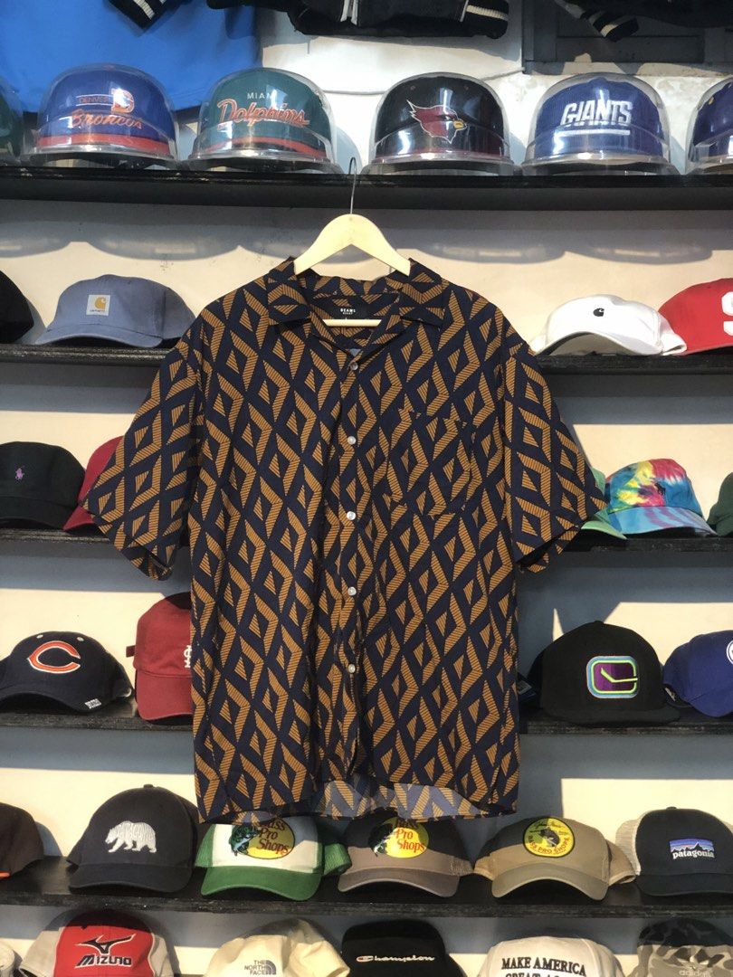 Beams Wide Silhouette Short-Sleeve Patterned Shirt (Category: Coats, Jackets and Outerwear) located in Baguio. Submitted by bilikabow (Listing ID 1466058591, Image 1). Description: Beams Wide Silhouette Short-Sleeve Patterned Shirt 21x26.5 Excellent Condition 880.