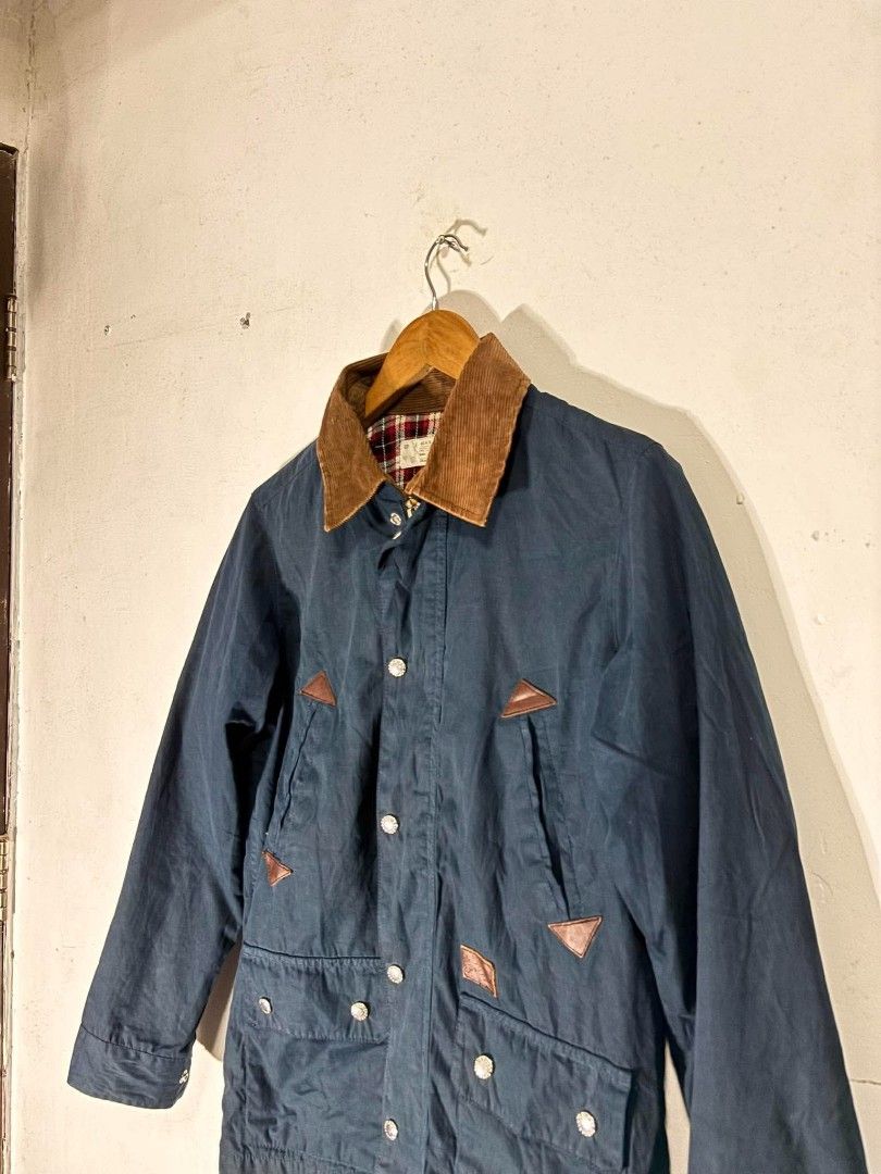 Black chocolate Outdoor classic suede Jacket (Category: Coats, Jackets and Outerwear) located in Gerona. Submitted by thrift_servers (Listing ID 1466079009, Image 2). Description: .