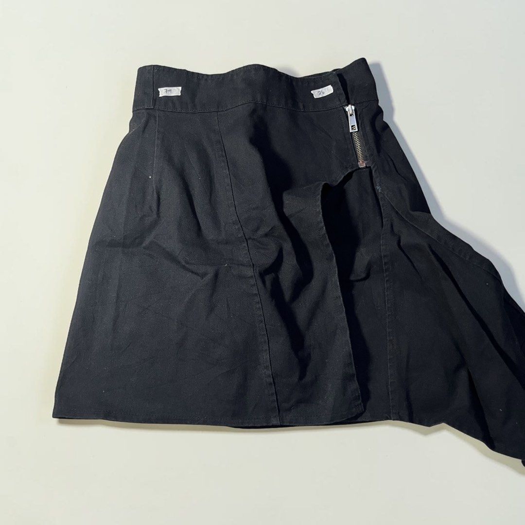 Black Denim Ruffle Skort Skirt with Pockets (Category: Skirts) located in Manila. Submitted by kharzz (Listing ID 1465971381, Image 2). Description: ✨ Preloved gems looking for a new home 👗 Dresses | Skirts | Tops 📍 Bulacan based 💳COD / PF 🛵 (Lalamove/Pick up) ✉️ DM for measurements & inquiries 💌 79 pesos only each.