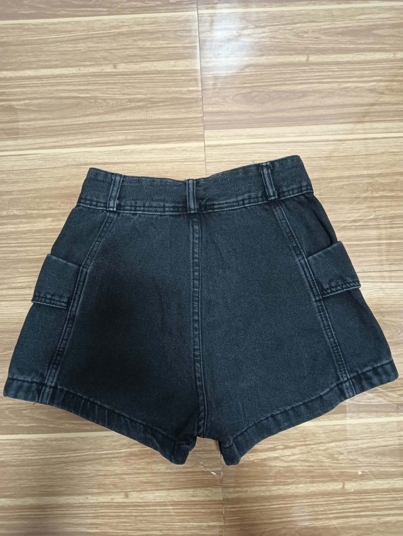 Black Denim Skort Cargo Shorts Size 24 (Category: Shorts) located in Manila. Submitted by ac_dl (Listing ID 1466111388, Image 2). Description: - Style: Cargo denim skort with front flap design - Wash: Washed black / Dark wash - Size: 24 - Fit: High waist with double button closure - Features: Functional side pockets, sturdy everyday fabric Handpicked skort, never nasuot Size: 24 Mode of Payment: 💙G.cash 🧡Maribank ❤️BPI Mode of Delivery: Same da