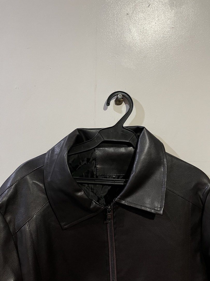 Brown Leather Jacket Size L (Category: Coats, Jackets and Outerwear) located in Manila. Submitted by updilimangaragesale (Listing ID 1466147065, Image 1). Description: - Color: Black - Material: Faux leather with smooth inner lining - Size: L - Features: Front zipper closure, classic fold-down collar, and functional side pockets - Condition: Clean, minimal signs of wear - Perfect for daily wear, riding, or night outs!.