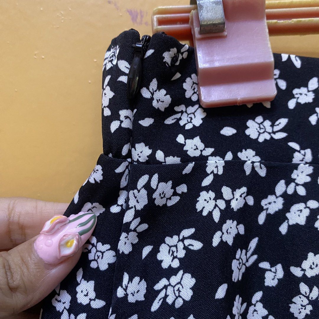 [BN] Black floral long skirt (Category: Skirts) located in Cavite. Submitted by helloize (Listing ID 1466034718, Image 3). Description: With zipper Garter back Flowy skirt Brandnew!!.