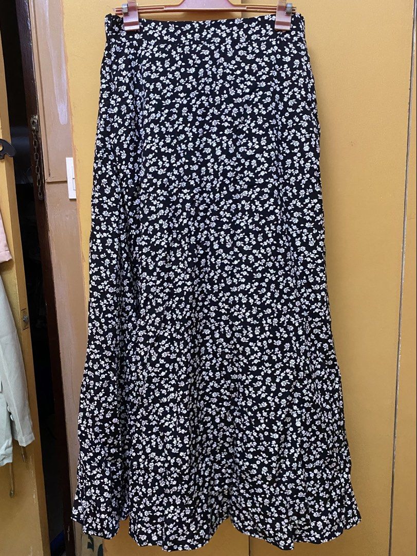 [BN] Black floral long skirt (Category: Skirts) located in Cavite. Submitted by helloize (Listing ID 1466034718, Image 2). Description: With zipper Garter back Flowy skirt Brandnew!!.