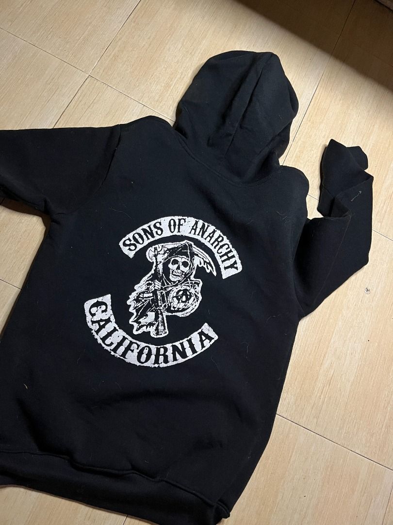 Black hoodie (Category: Hoodies) located in Caloocan City. Submitted by callmemarga (Listing ID 1465971201, Image 2). Description: TAGUIG LOCATION Size : S Issue : Need wash Price : 100 Can ship via LBC/lalamove Half way meet ups/Pick-up.
