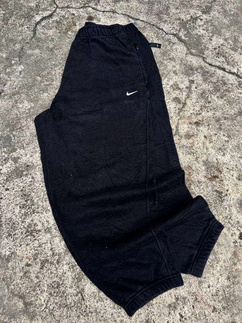 Black Nike Ballon Sweatpants (Category: Activewear) located in Manila. Submitted by jamesgrefi35527 (Listing ID 1466112611, Image 2). Description: Dm.